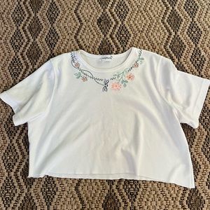 vintage embroidered semi cropped tshirt!